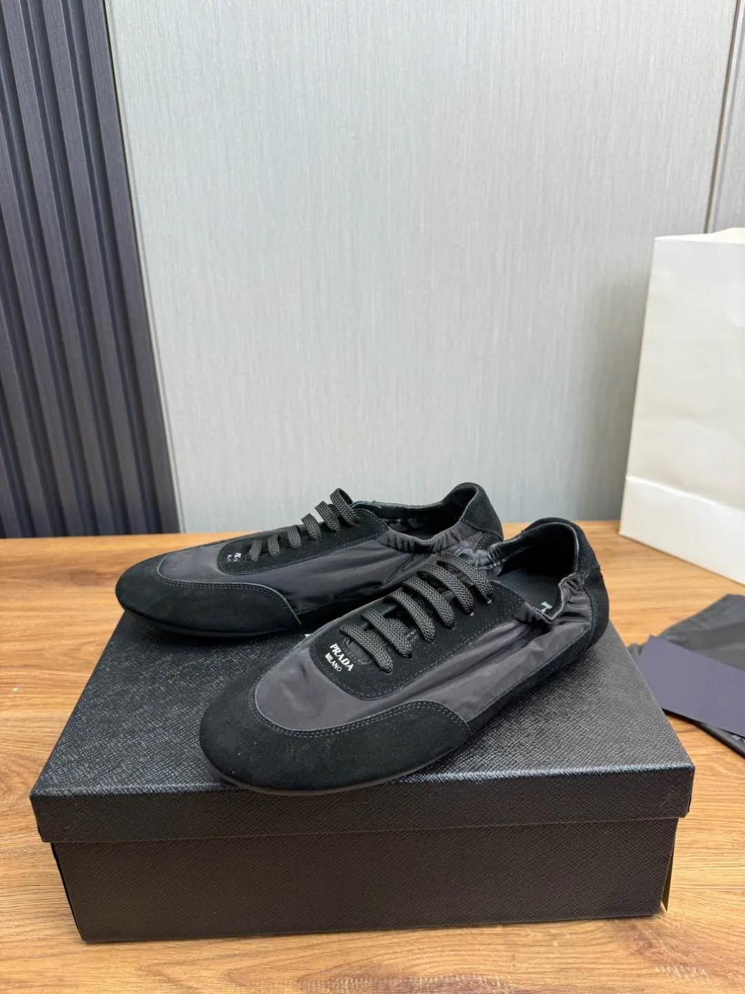 Men's shoes 💰600💰 PRADA 2025 Early Spring Collapse New Couple Style Sports Shoes Moral Training Shoes The name Collapse comes from the fact that it can be easily put on and taken off with bare hands. The light and comfortable features make it more relaxed and casual. The side elastic design can be worn twice! Super comfortable catwalk sneakers, as light and thin as ballet slippers, as comfortable as sneakers, comfortable and super light on the feet. Fabric: nubuck leather spliced ​​with nylon cloth. Silk cowhide foot pads. Size: Women's code 35/40 Men's code 39/45
